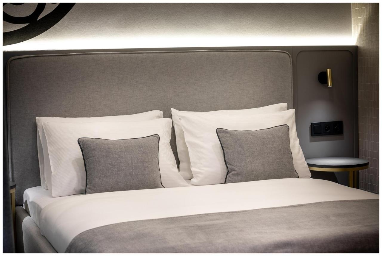 Aparthotel Art Boutique à Cracovie Extérieur photo A bed with a headboard